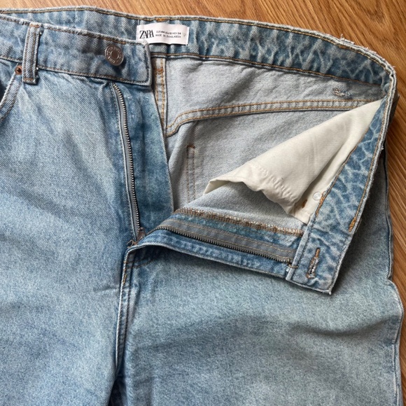 Light wash Zara Denim Boyfriend Mom Jean - Picture 2 of 2